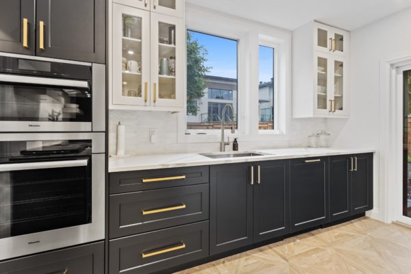 black and white kitchen cabinets